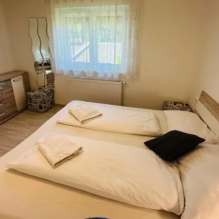 Balchill Medences Apartman 希欧福克